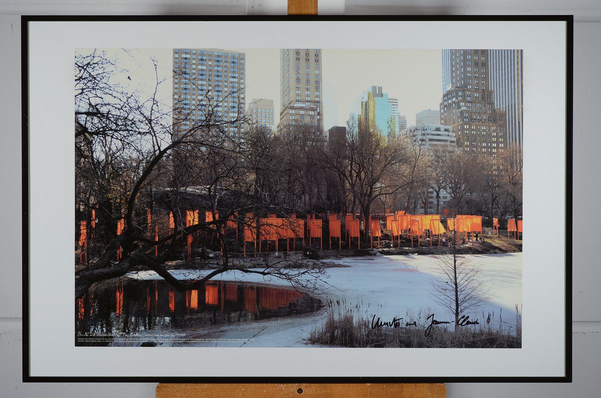 Detail k: Christo und Jeanne-Claude, The Gates, Farboffset von 2005, handsigniert, ca. 50x75cm, u.Gl., R. ca. 62x94cm