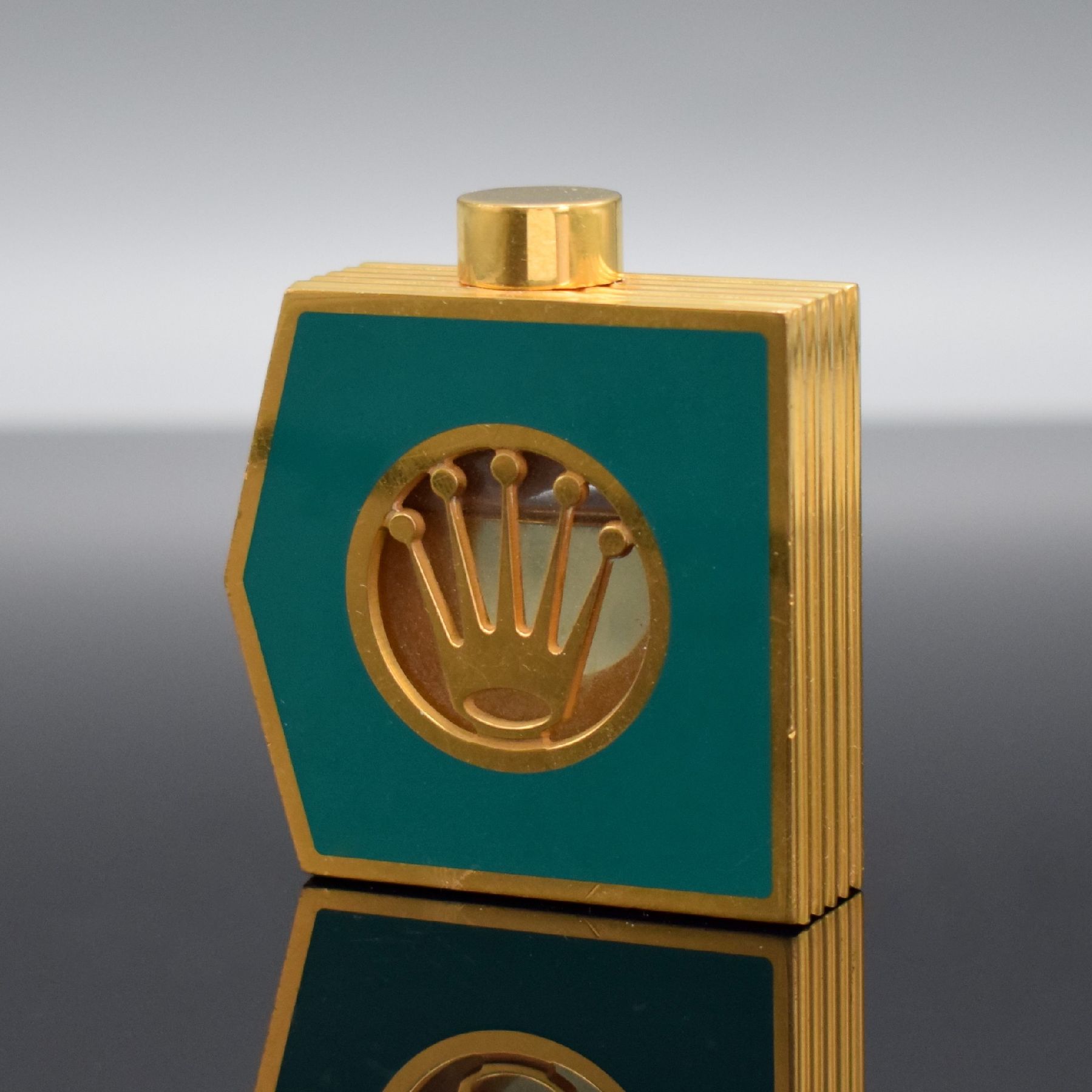 Detail a: ROLEX seltenes Parfum-Flakon, um 1970, vergoldet & grün lackiert, seitl. Rillendekor, Innen m. Glaskorpus, M. ca. 58 x 53 x 16 mm, orig. Etui anbei, ...
