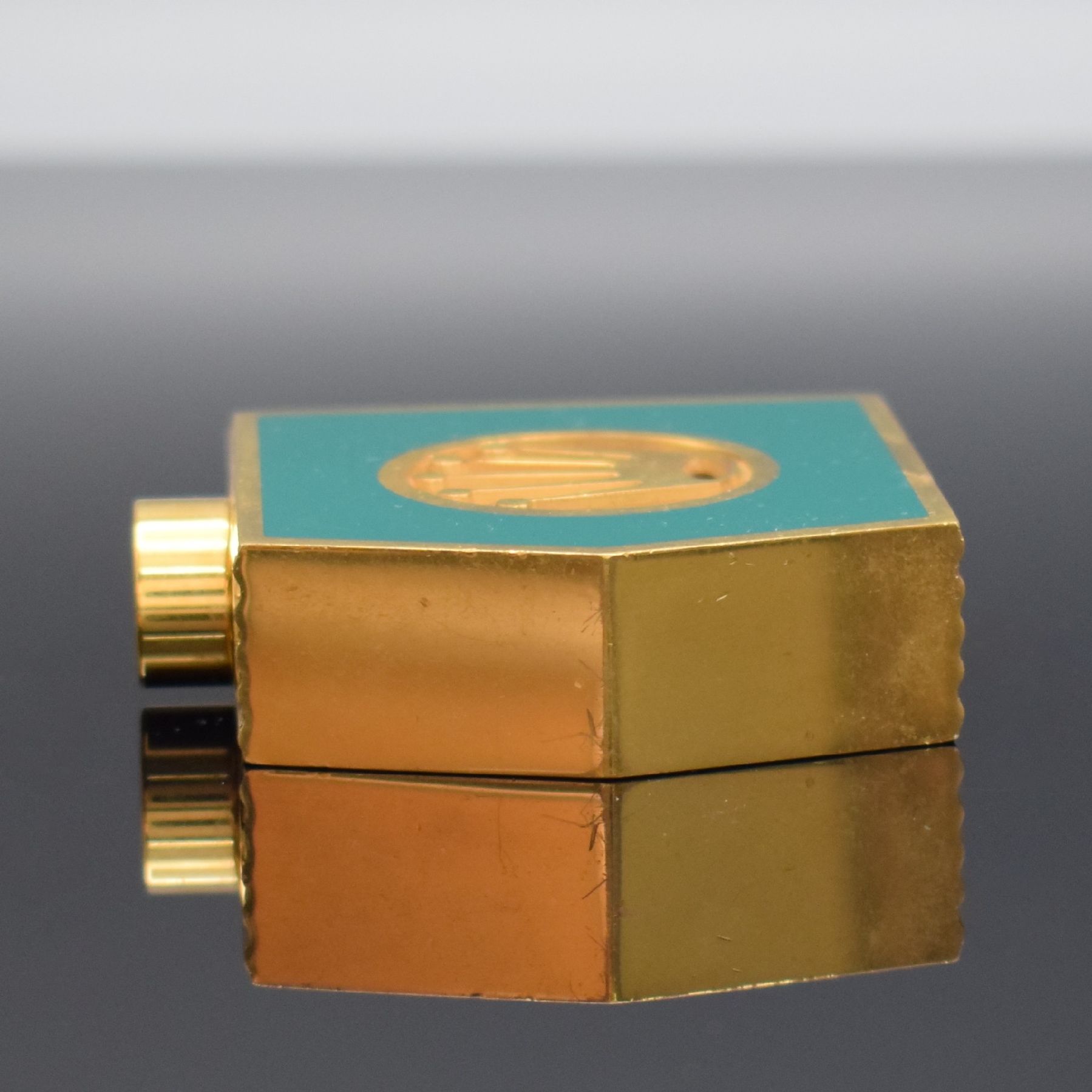 Detail b: ROLEX seltenes Parfum-Flakon, um 1970, vergoldet & grün lackiert, seitl. Rillendekor, Innen m. Glaskorpus, M. ca. 58 x 53 x 16 mm, orig. Etui anbei, ...