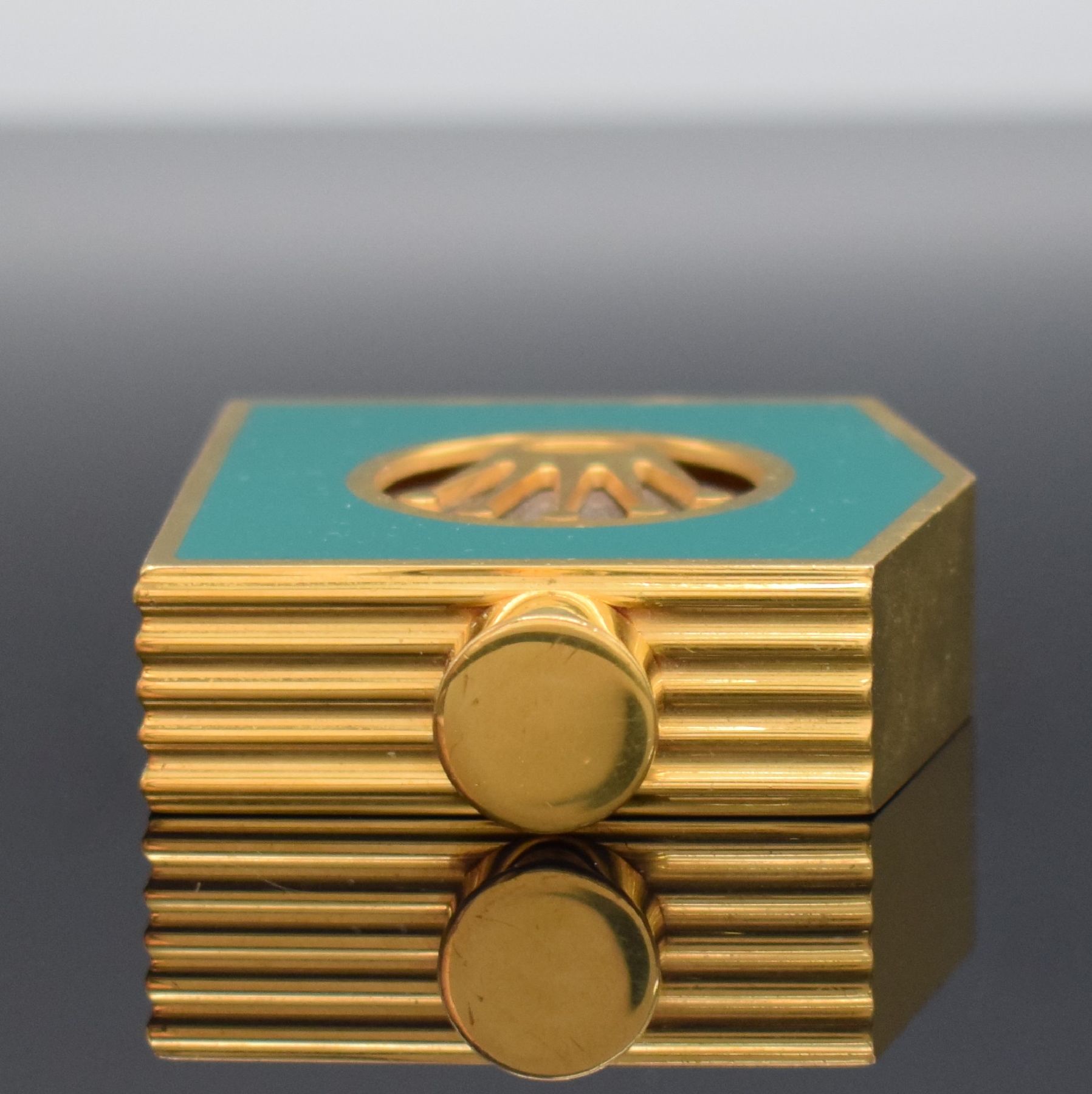 Detail c: ROLEX seltenes Parfum-Flakon, um 1970, vergoldet & grün lackiert, seitl. Rillendekor, Innen m. Glaskorpus, M. ca. 58 x 53 x 16 mm, orig. Etui anbei, ...
