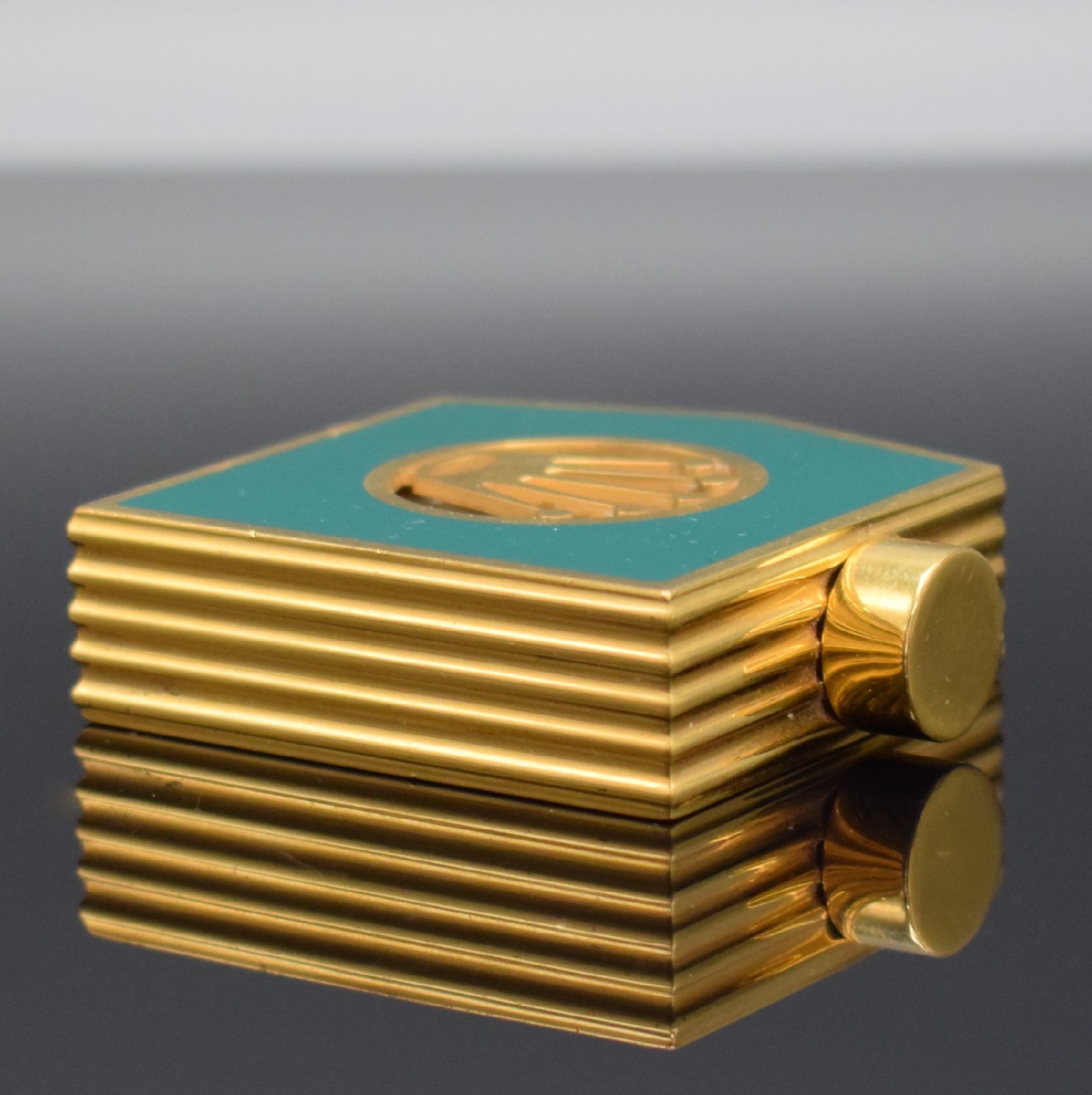 Detail d: ROLEX seltenes Parfum-Flakon, um 1970, vergoldet & grün lackiert, seitl. Rillendekor, Innen m. Glaskorpus, M. ca. 58 x 53 x 16 mm, orig. Etui anbei, ...