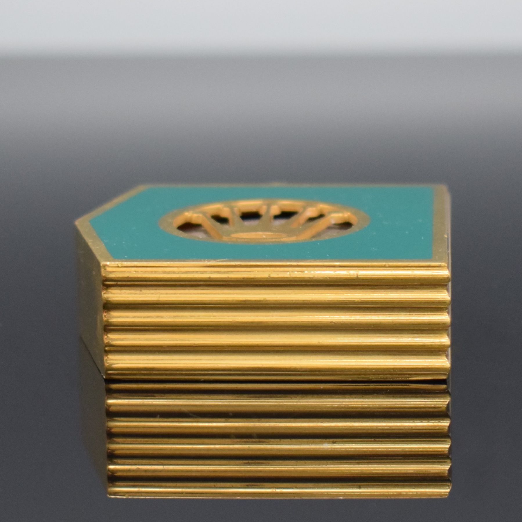 Detail e: ROLEX seltenes Parfum-Flakon, um 1970, vergoldet & grün lackiert, seitl. Rillendekor, Innen m. Glaskorpus, M. ca. 58 x 53 x 16 mm, orig. Etui anbei, ...