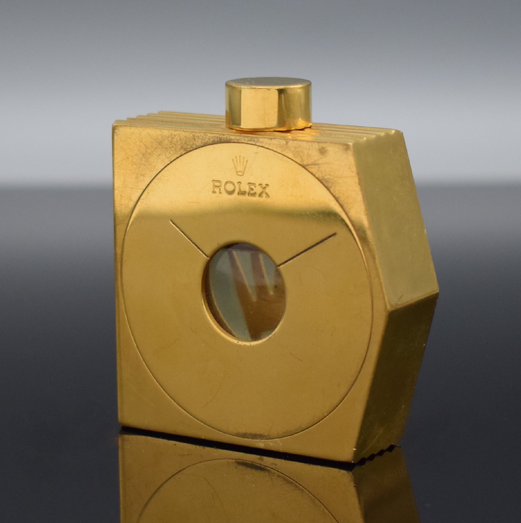 Detail f: ROLEX seltenes Parfum-Flakon, um 1970, vergoldet & grün lackiert, seitl. Rillendekor, Innen m. Glaskorpus, M. ca. 58 x 53 x 16 mm, orig. Etui anbei, ...