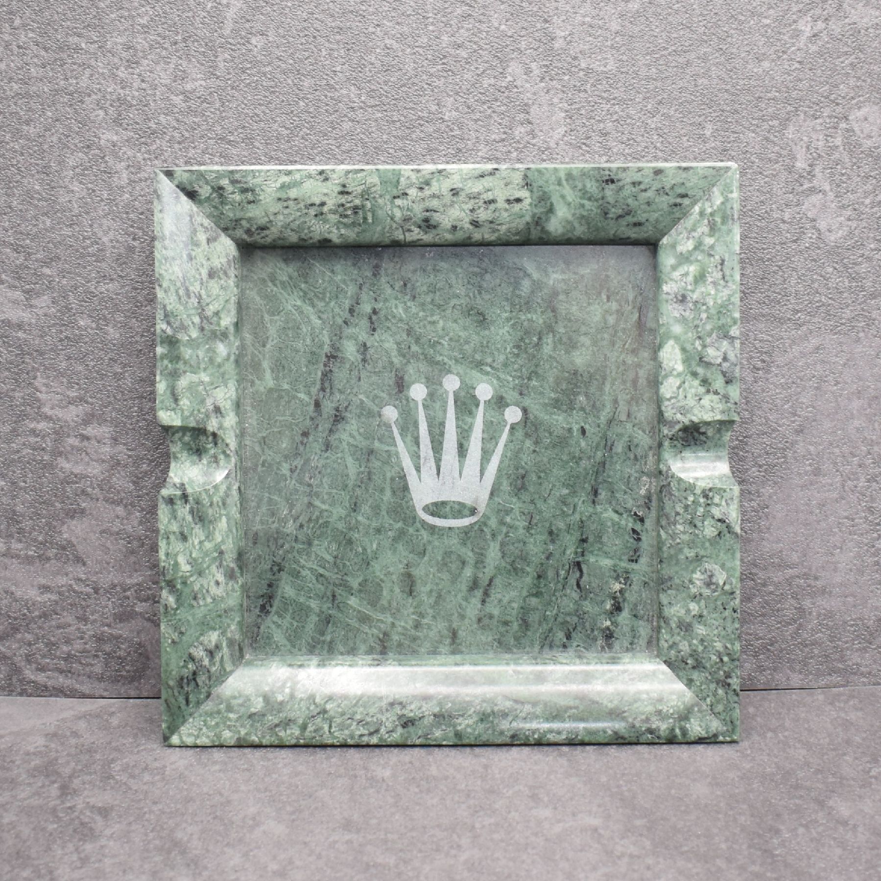 ROLEX Aschenbecher aus grünem Marmor, Schweiz um 1980, M. ca. 18,5 x 18,5 cm, Gew. ca. 1033g, orig. Box anbei, aus Sammlungsauflösung