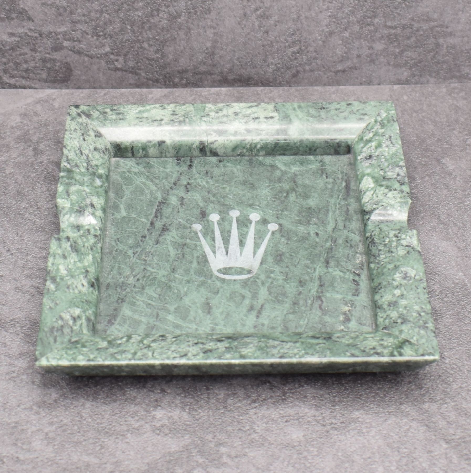 Detail a: ROLEX Aschenbecher aus grünem Marmor, Schweiz um 1980, M. ca. 18,5 x 18,5 cm, Gew. ca. 1033g, orig. Box anbei, aus Sammlungsauflösung