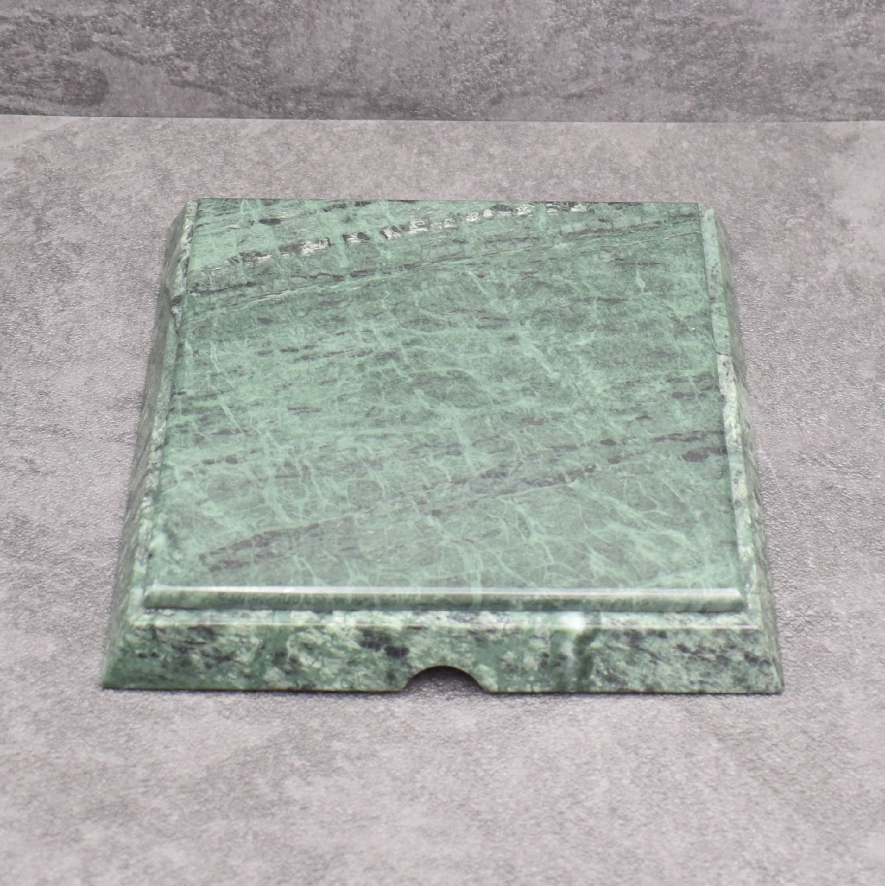 Detail b: ROLEX Aschenbecher aus grünem Marmor, Schweiz um 1980, M. ca. 18,5 x 18,5 cm, Gew. ca. 1033g, orig. Box anbei, aus Sammlungsauflösung