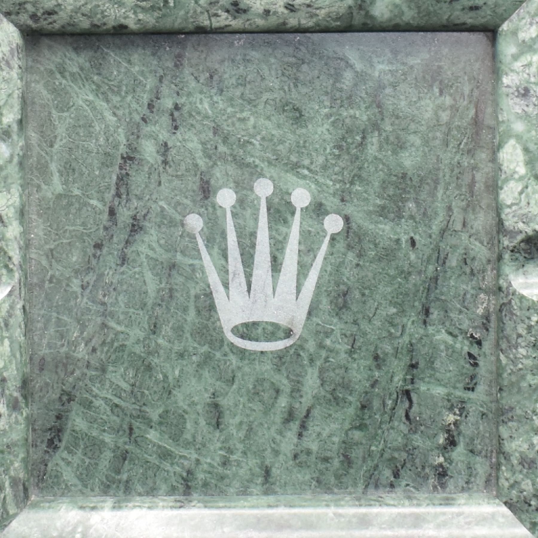 Detail c: ROLEX Aschenbecher aus grünem Marmor, Schweiz um 1980, M. ca. 18,5 x 18,5 cm, Gew. ca. 1033g, orig. Box anbei, aus Sammlungsauflösung