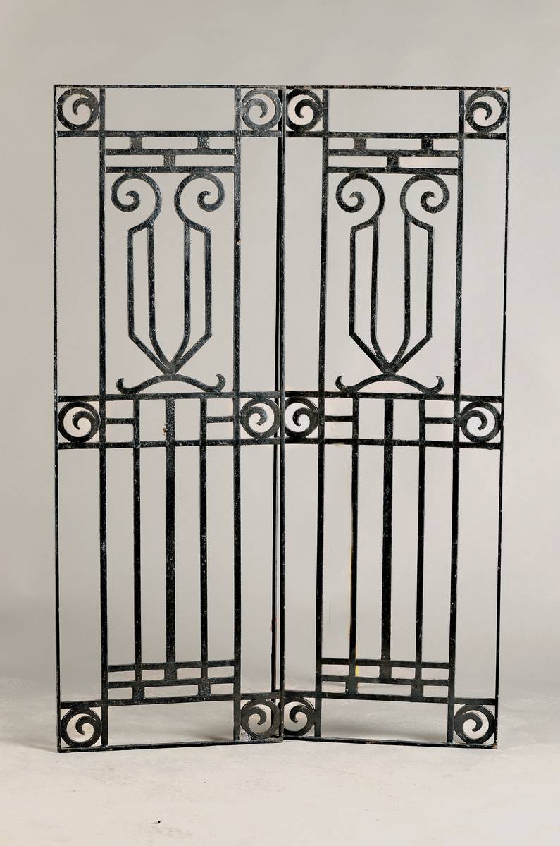 Ein Paar und ein einzelnes Ziergitter, um 1900/10, Eisen, Paar mit geom. Formen in Voluten auslaufend, ca. 115 x 40.5 cm, 1 x mit Blumen vor ...