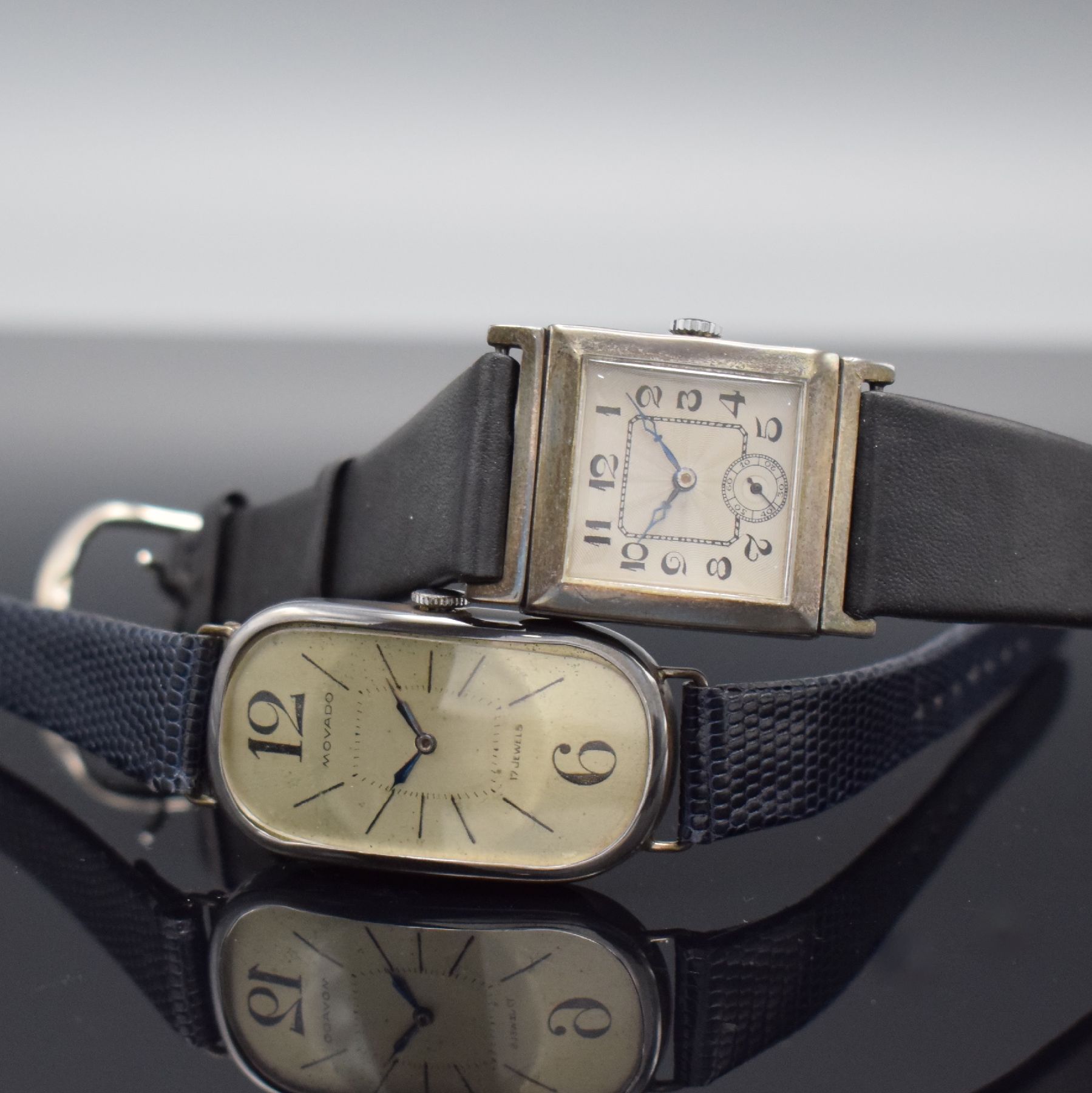 Konvolut: 2 Armbanduhren in Silber, Schweiz um 1925, Handaufzug, 1) Movado im Scharniergeh., silb. Zifferbl. später Wohl auf Kd.-Wunsch, Ankerwerk ...