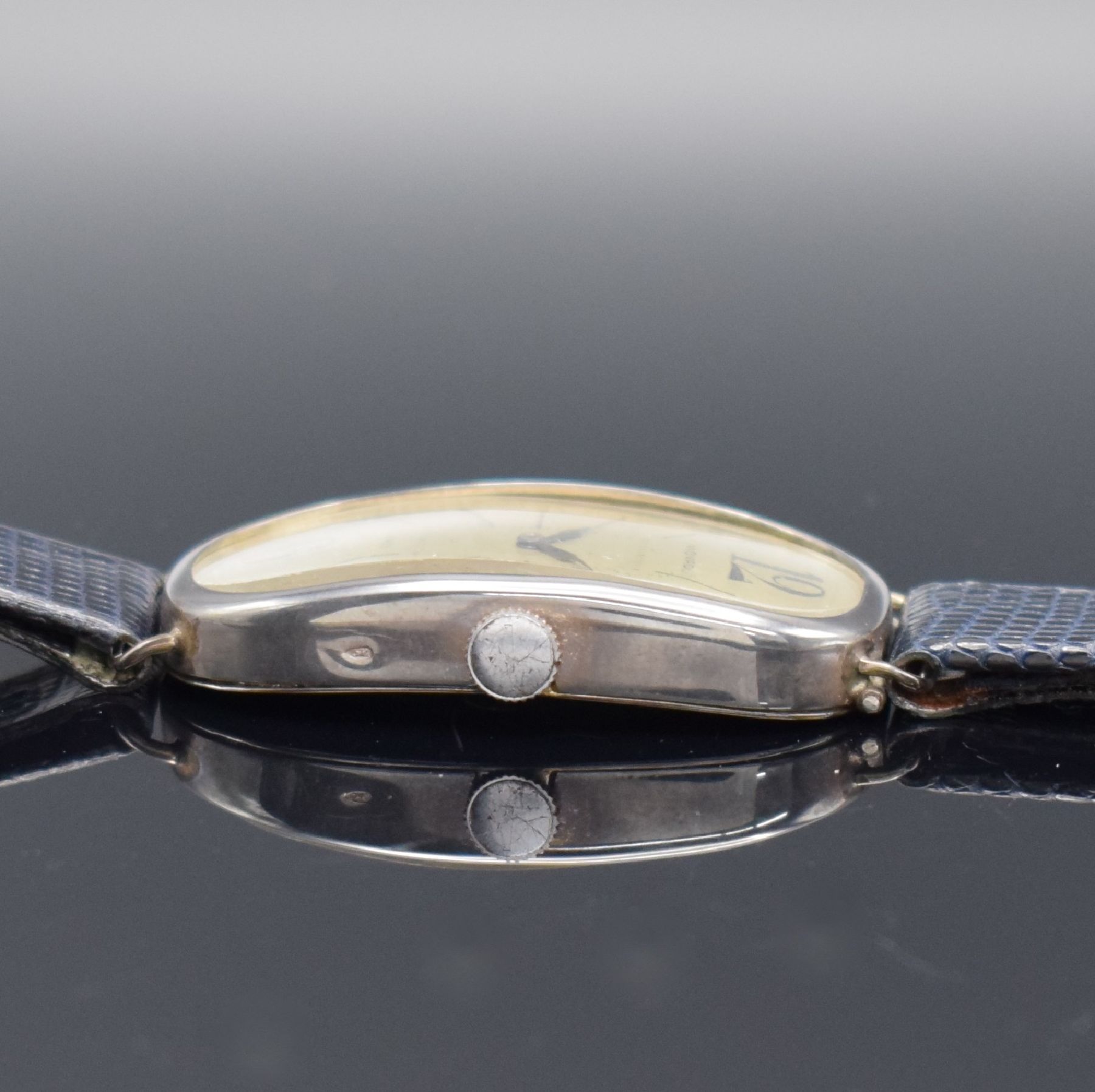 Detail b: Konvolut: 2 Armbanduhren in Silber, Schweiz um 1925, Handaufzug, 1) Movado im Scharniergeh., silb. Zifferbl. später Wohl auf Kd.-Wunsch, Ankerwerk ...