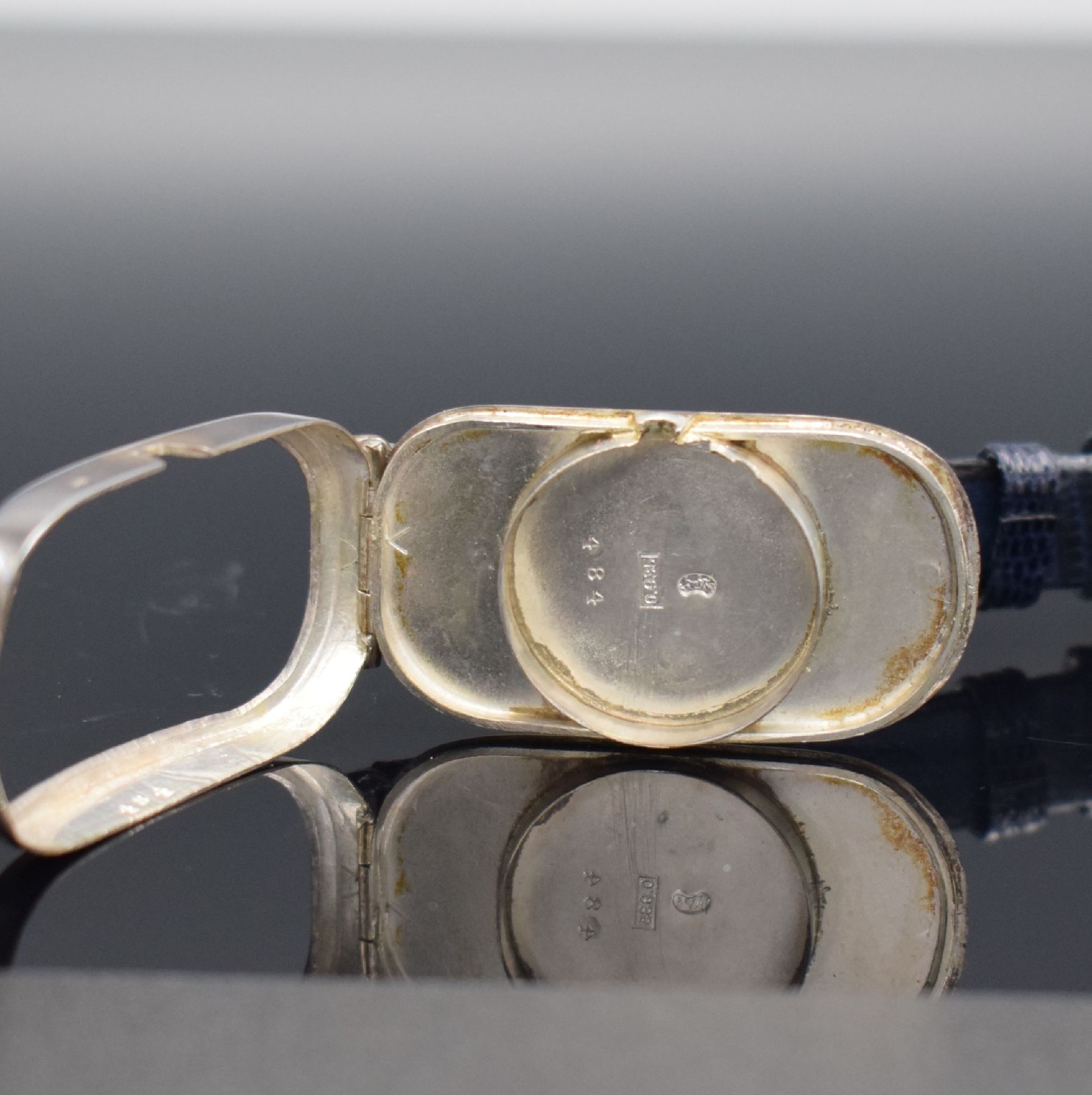 Detail d: Konvolut: 2 Armbanduhren in Silber, Schweiz um 1925, Handaufzug, 1) Movado im Scharniergeh., silb. Zifferbl. später Wohl auf Kd.-Wunsch, Ankerwerk ...