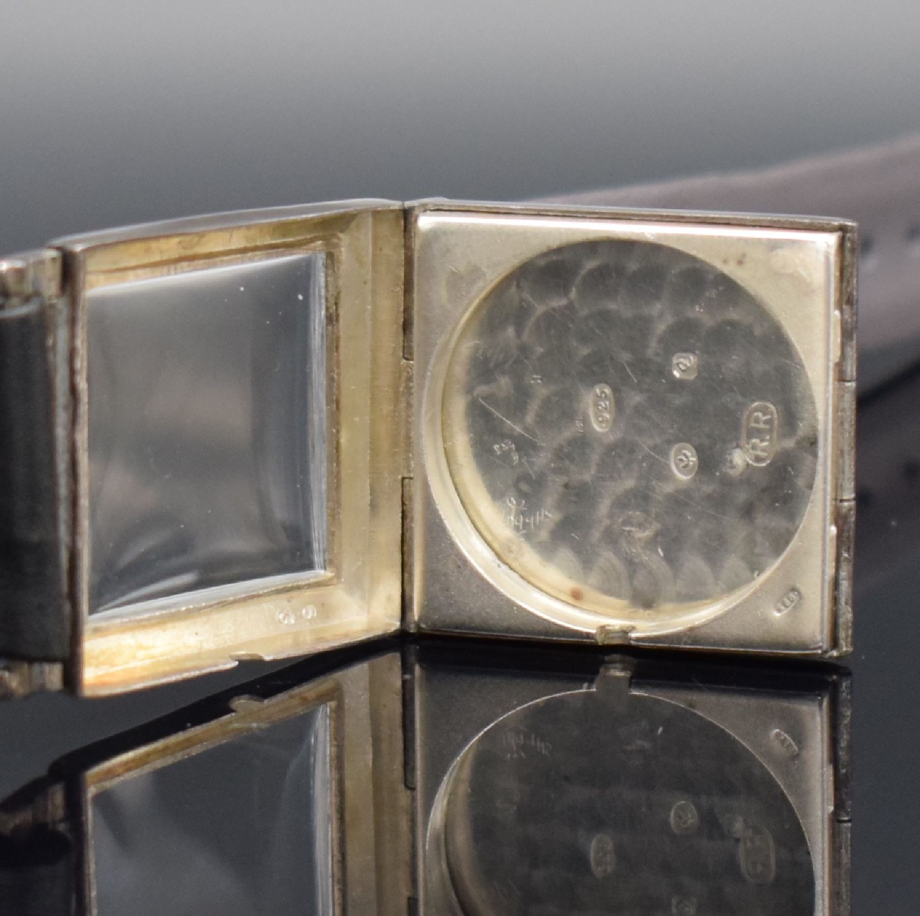 Detail j: Konvolut: 2 Armbanduhren in Silber, Schweiz um 1925, Handaufzug, 1) Movado im Scharniergeh., silb. Zifferbl. später Wohl auf Kd.-Wunsch, Ankerwerk ...