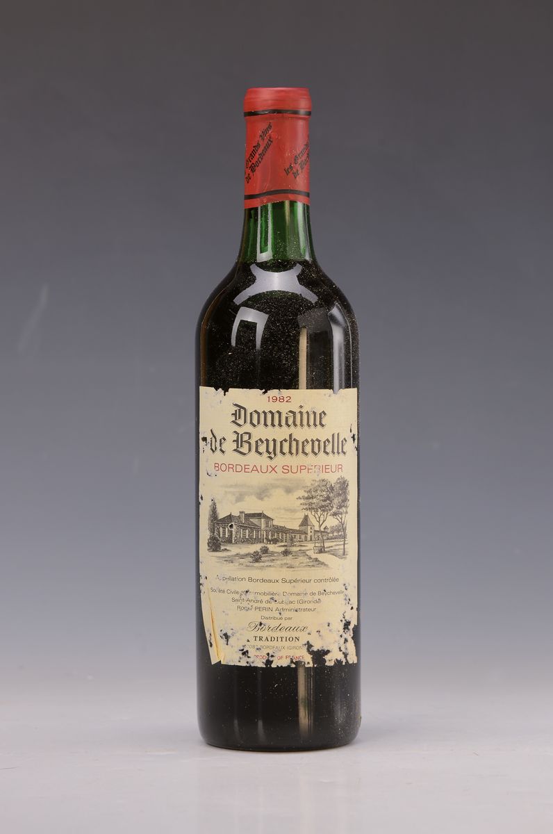 12 Flaschen 1982er Domaine de Beychevelle, Bordeaux Superieur, von mid shoulder bis top shoulder, ca. 0.75 l, in orig. Holzkisten, nicht verkostet
