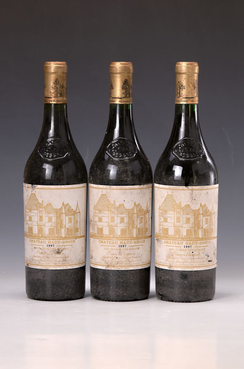 3 Flaschen Chateau Haut-Brion, 1997, Cru Classe des Graves, Füllstand into neck, 75cl, Etiketten verschmutzt, aus einer privaten Weinsammlung
