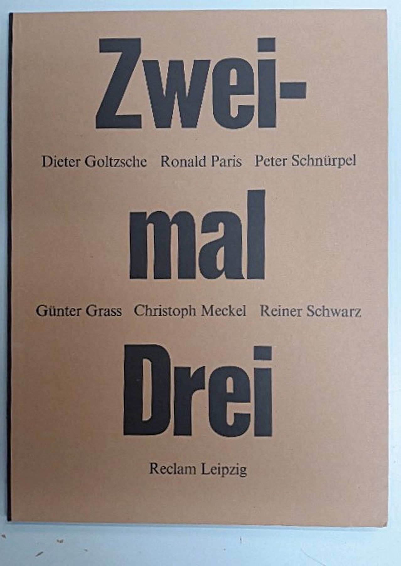 Detail a: Mappe: zwei mal drei, mit 6 Grafiken versch. Künstler, Lithografien von Dieter Goltsche, Ronald Paris, Rainer schwarz, Radierung von Günter Grass, ...
