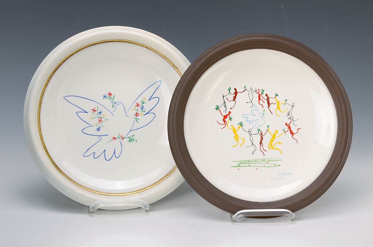 2 Teller nach Pablo Picasso, Porzellan, verschiedene Motive, eins davon dat., D. je ca. 28 cm
