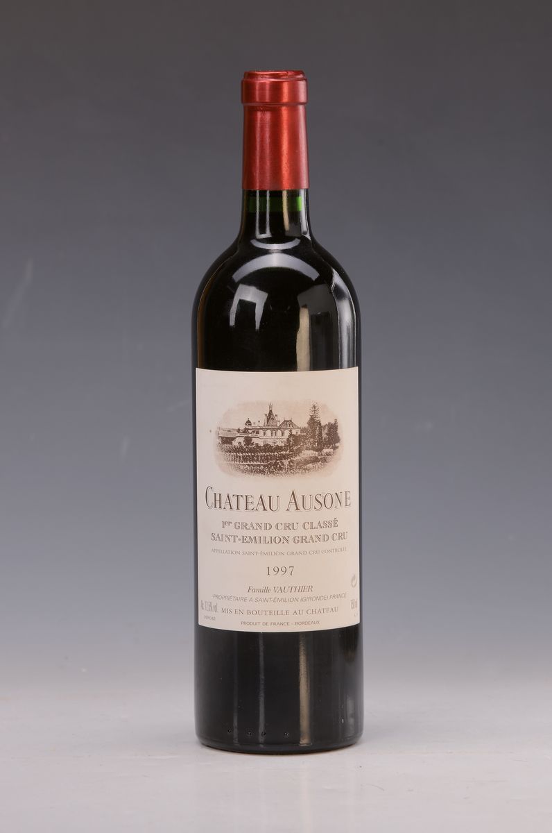 1 Flasche Chateau Ausone, 1er Grand Cru Classe, Saint Emilion Grand Cru, Familie Vaulthier 1997, into neck