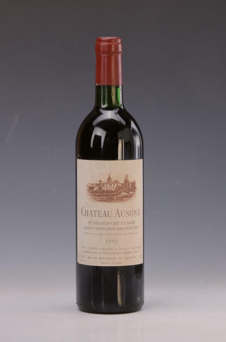1 Flasche Chateau Ausone, 1er Grand Cru Classe, Saint Emilion Grand Cru, 1992, into neck