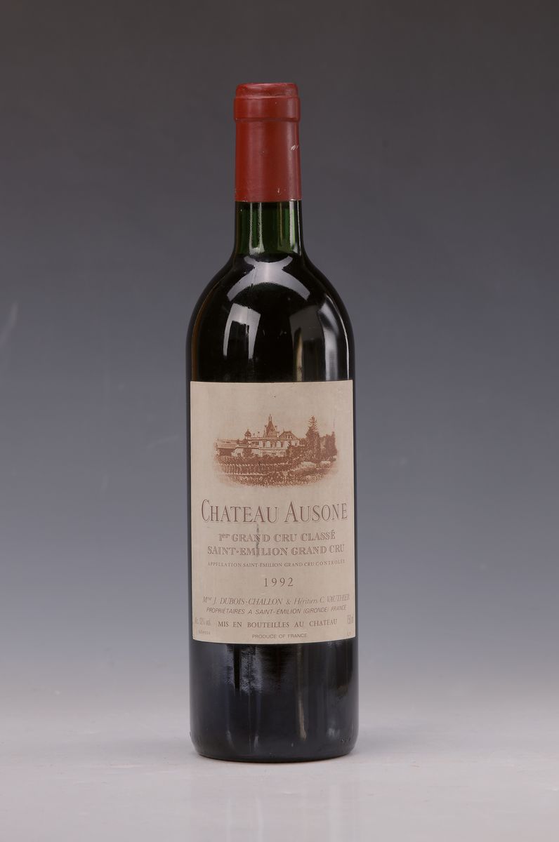 1 Flasche Chateau Ausone, 1er Grand Cru Classe, Saint Emilion Grand Cru, 1992, into neck