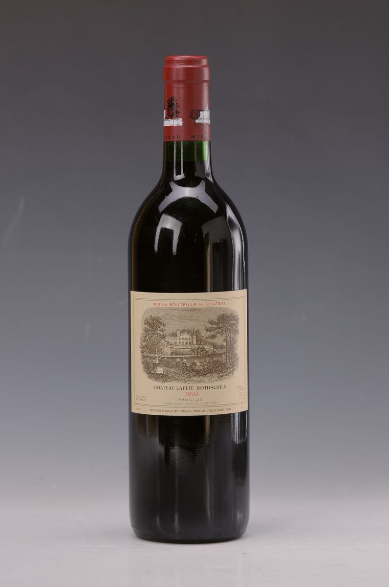 1 Flasche Chateau Lafite Rothschild 1992, Pauillac, 75cl, Füllstand into neck, aus einer privaten Weinsammlung