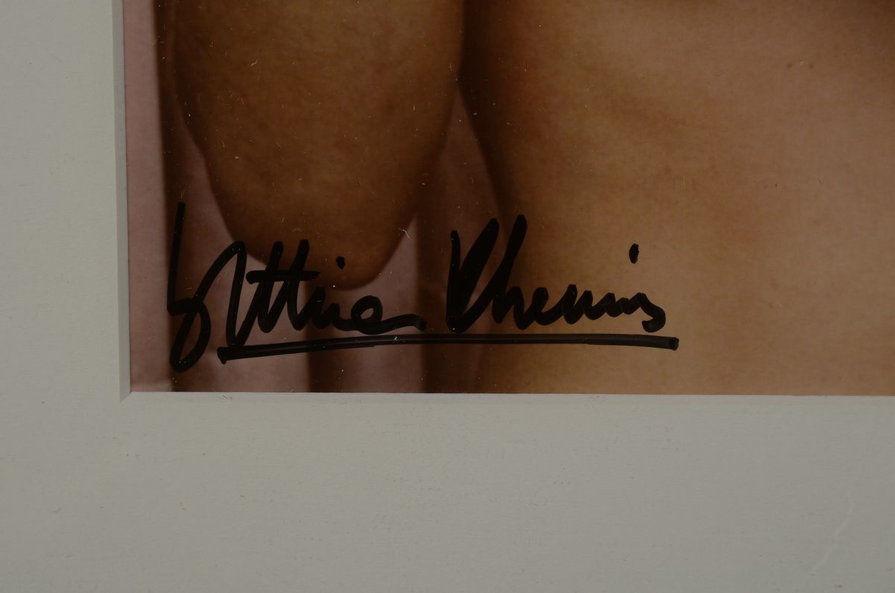 Detail a: Bettina Rheims, geb. 1952 Paris, Farbfoto einer jungen asiatischen Frau, Aktdarstellung, links unten handsigniert, Passepartout, unter Glas gerahmt, ...