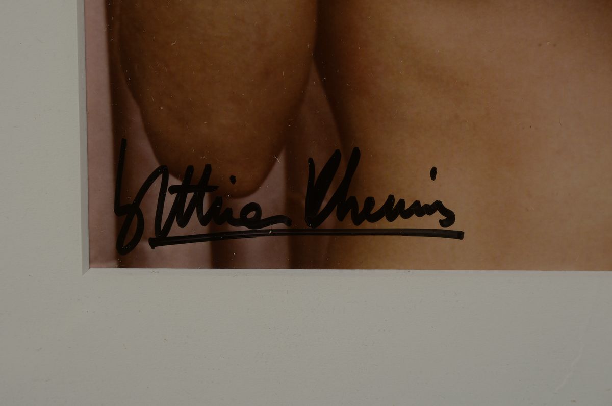 Detail e: Bettina Rheims, geb. 1952 Paris, Farbfoto einer jungen asiatischen Frau, Aktdarstellung, links unten handsigniert, Passepartout, unter Glas gerahmt, ...