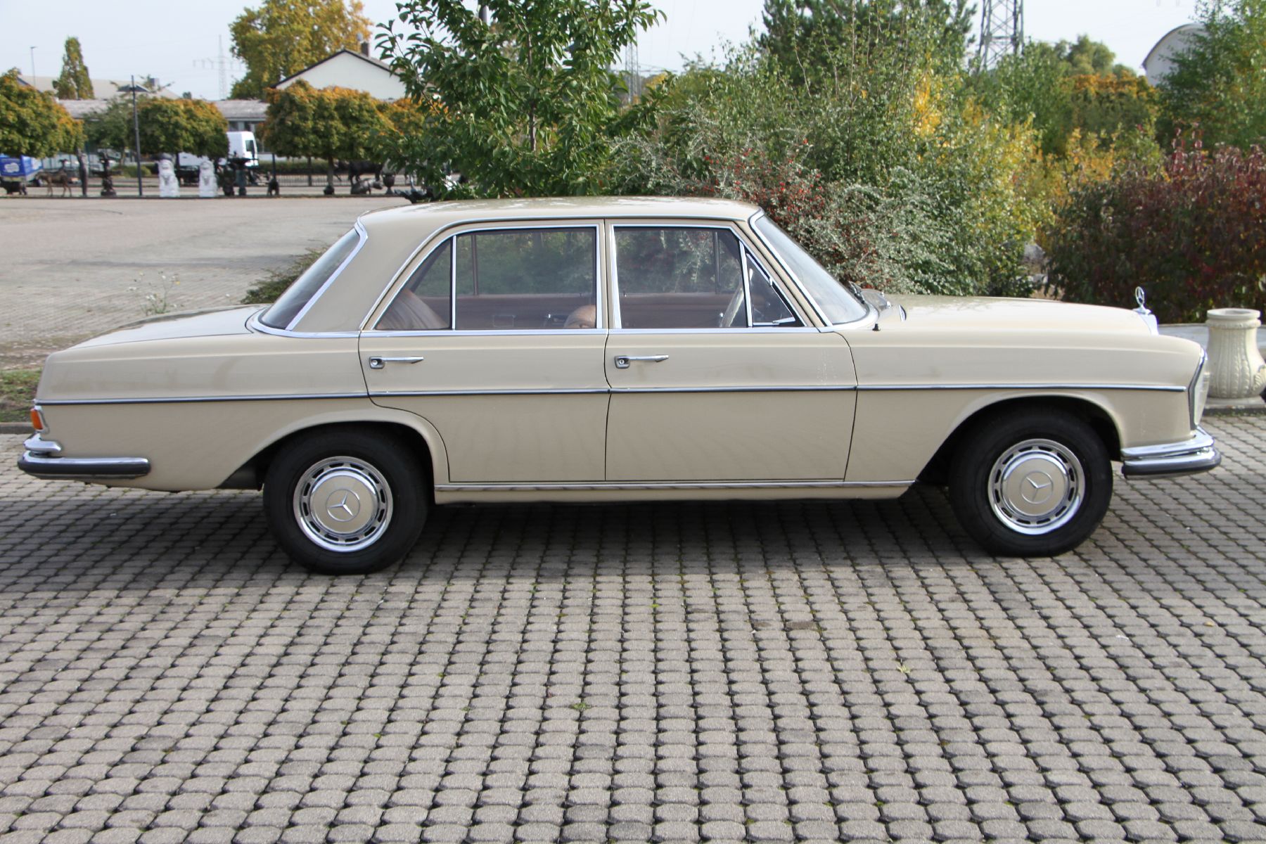 Detail b: Mercedes Benz, 280 SE W108, Fahrgestellnummer:10801810032814, EZ 09/1969, 2. Hand, Laufleistung 12.748 km abgelesen, HU 09/2022, H-Zulassung, 118 ...