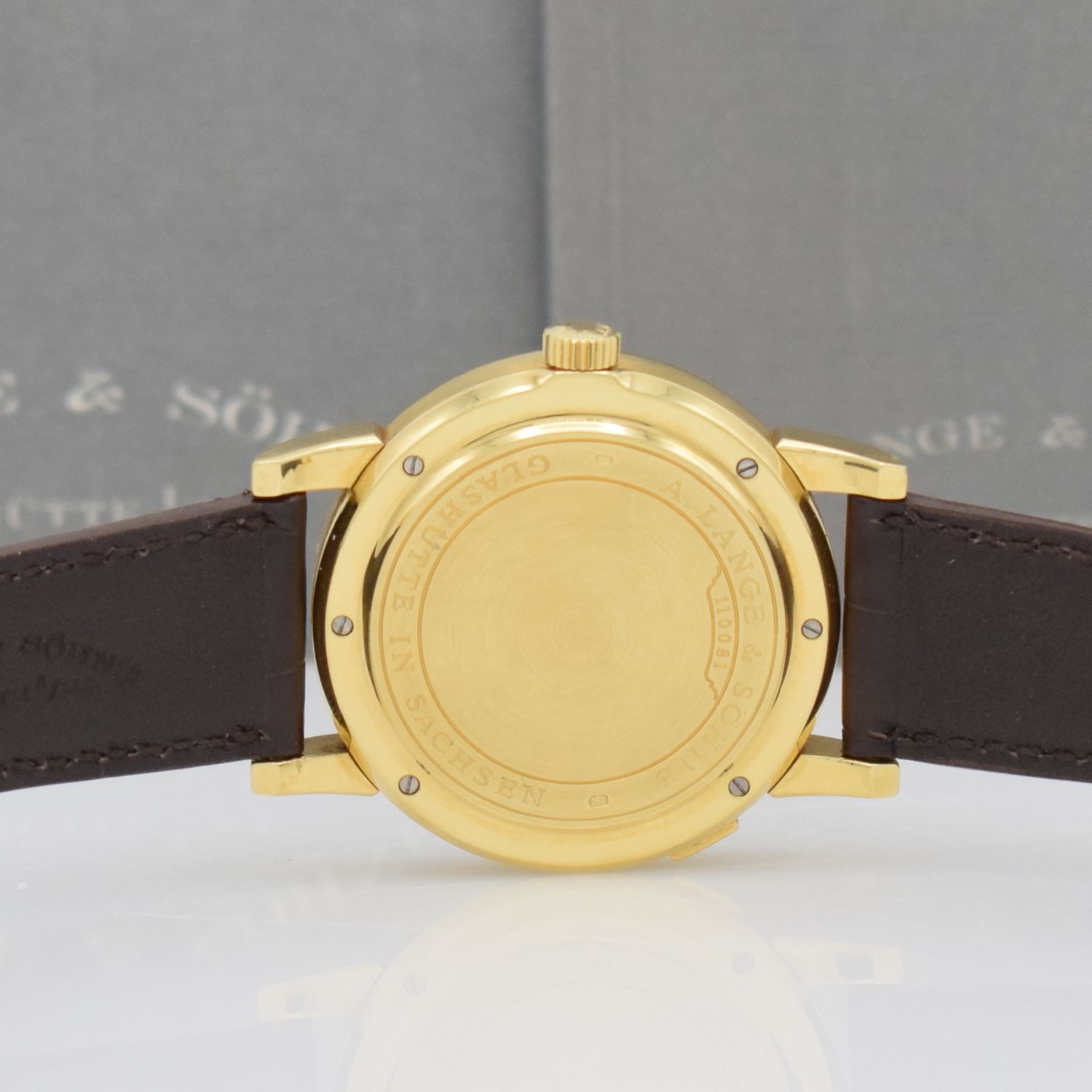 Detail i: A. LANGE & SÖHNE seltene Lange 1 Herrenarmbanduhr in GG 750/000 mit Goldboden aus der ersten Serie, Handaufzug, Ref. 101.001, Boden 6-fach verschr., ...
