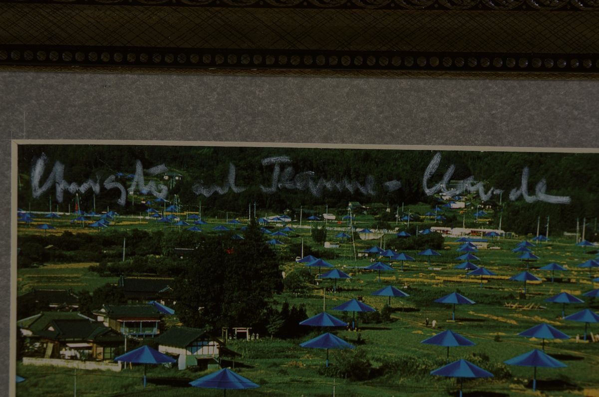 Detail a: Christo, 1935 - 2020, Multiple mit dem orig. Stoffstück aus dem Projekt "Blue Umbrellas Ibaraki Provinz Japan", handsigniert, aus 1991, ...