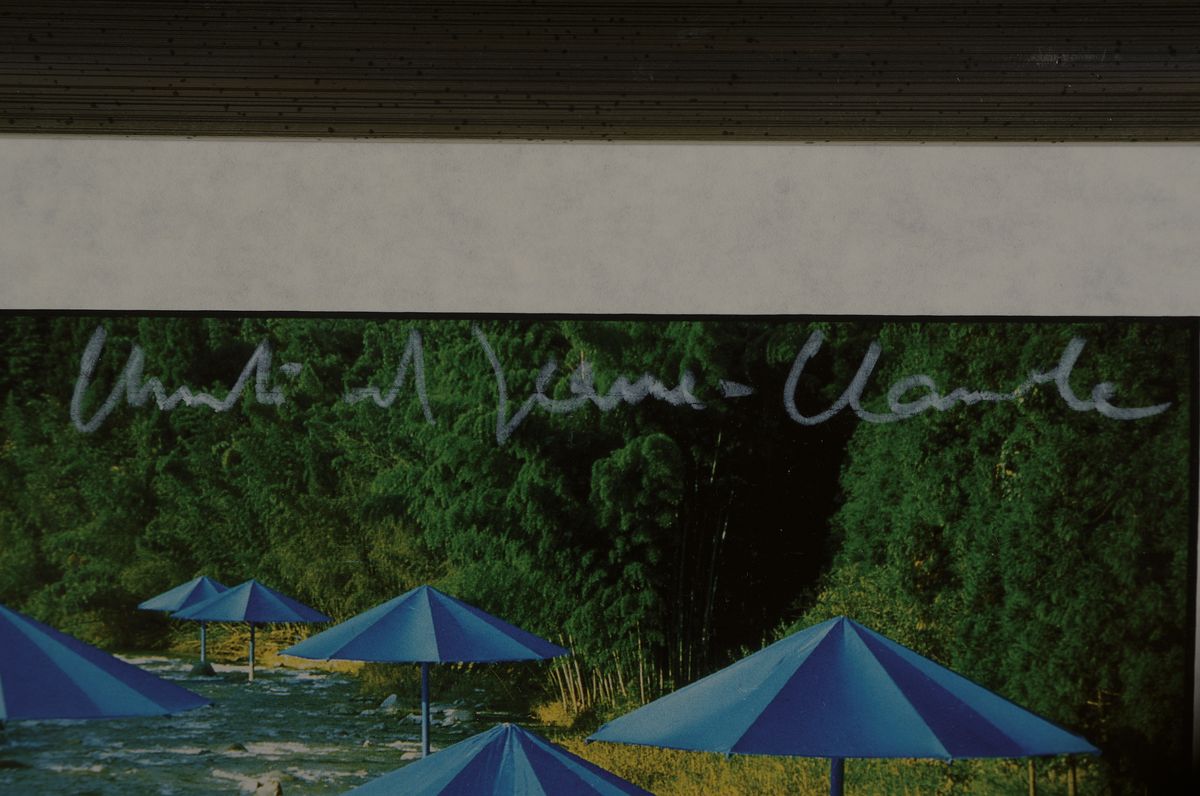 Detail a: Christo, 1935 - 2020, Multiple mit dem orig. Stoffstück aus dem Projekt "Yellow Umbrellas California USA" , handsigniert, aus 1991, unter ...