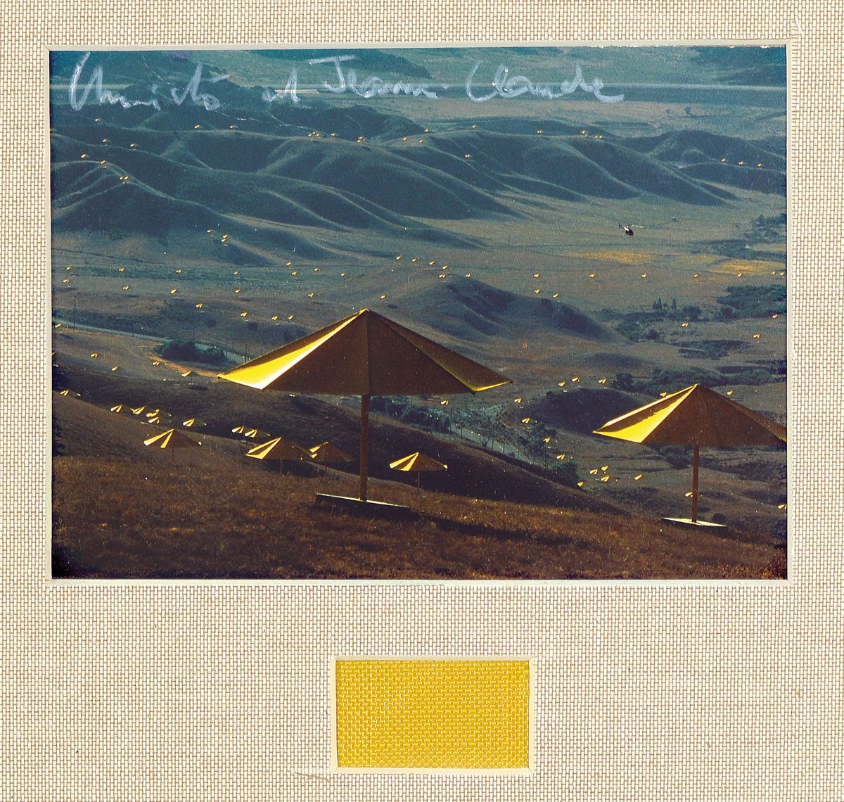 Christo, 1935 - 2020, Multiple mit dem orig. Stoffstück aus dem Projekt "Blue Umbrellas Ibaraki Provinz Japan", handsigniert, aus 1991, ...