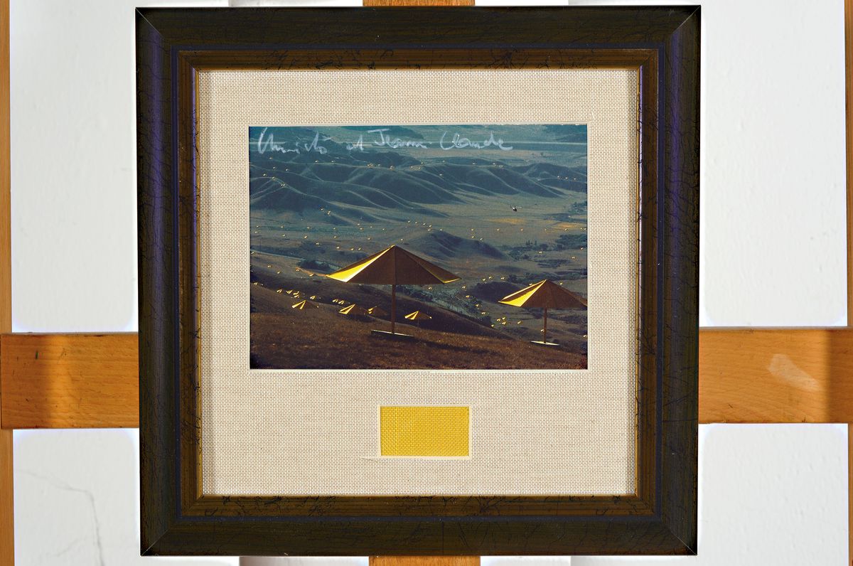 Detail k: Christo, 1935 - 2020, Multiple mit dem orig. Stoffstück aus dem Projekt "Blue Umbrellas Ibaraki Provinz Japan", handsigniert, aus 1991, ...
