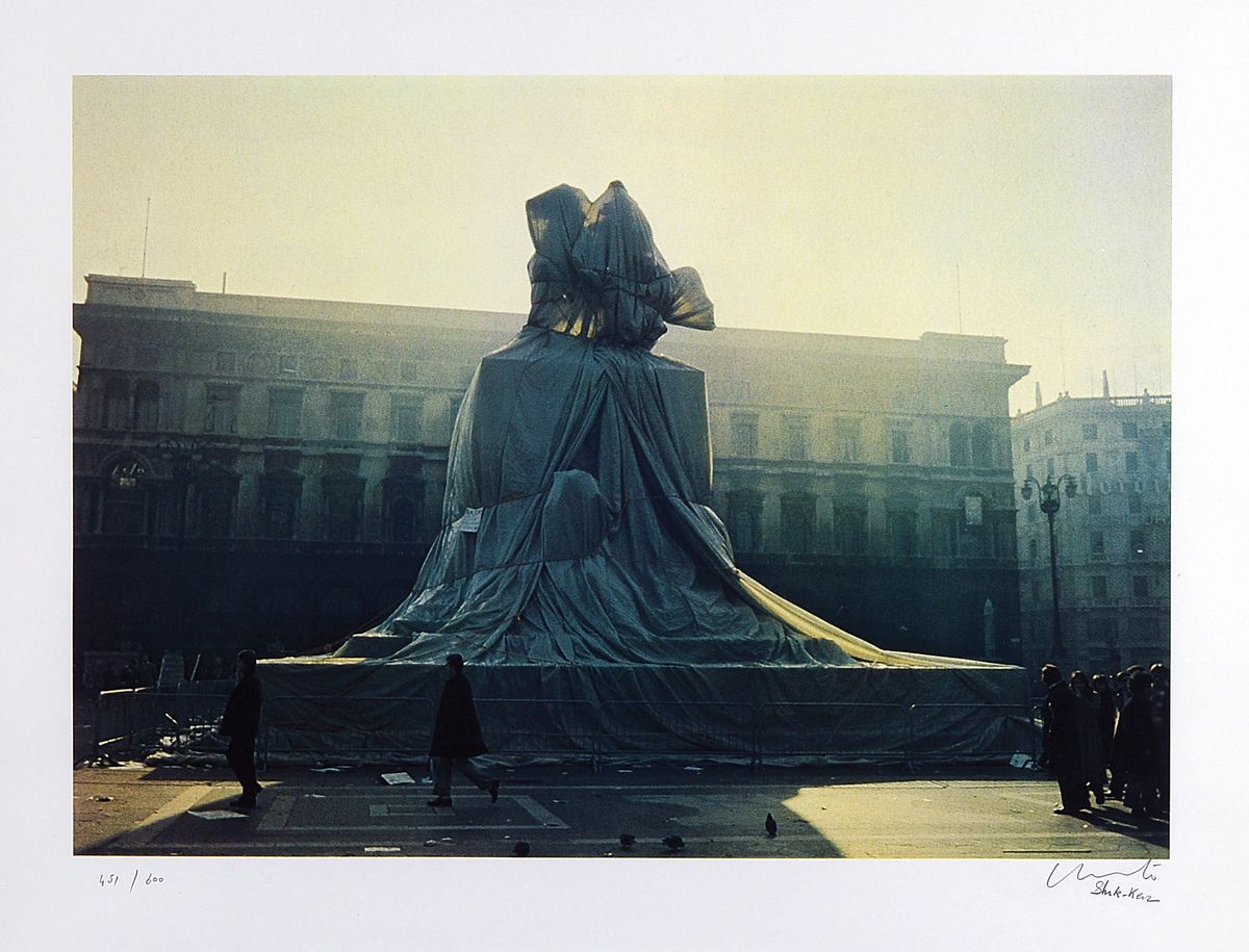 Christo und Jeanne Claude, wrapped Monument to Vittorio Emanuele, Piazzo del Duomo, Milano, 1970, handsigniert, num. 451/600, Edition Attilo ...