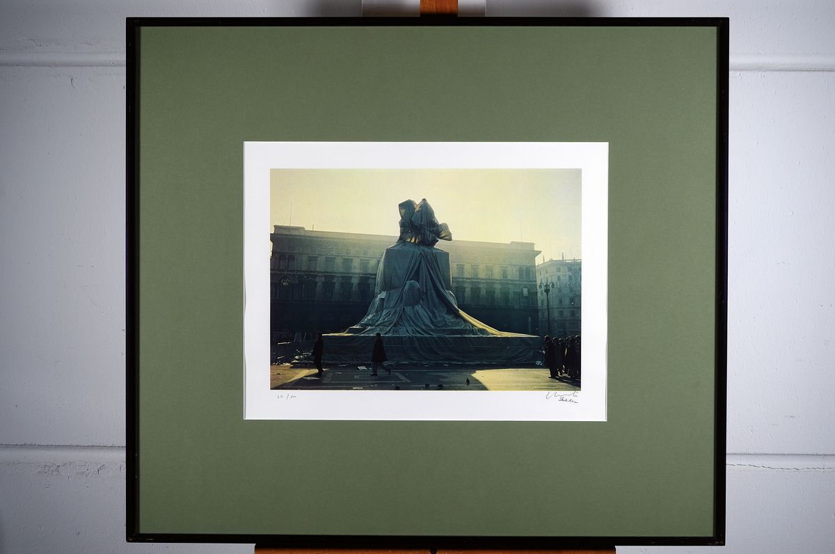 Detail k: Christo und Jeanne Claude, wrapped Monument to Vittorio Emanuele, Piazzo del Duomo, Milano, 1970, handsigniert, num. 451/600, Edition Attilo ...