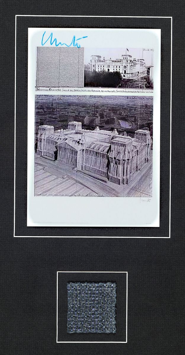 Christo, 1935 - 2020, Multiple, wrapped Reichstag mit Stoffstück vomOriginalprojekt, handsigniert, PP., unter Glas, Rahmen: 45 x 32.5 cm