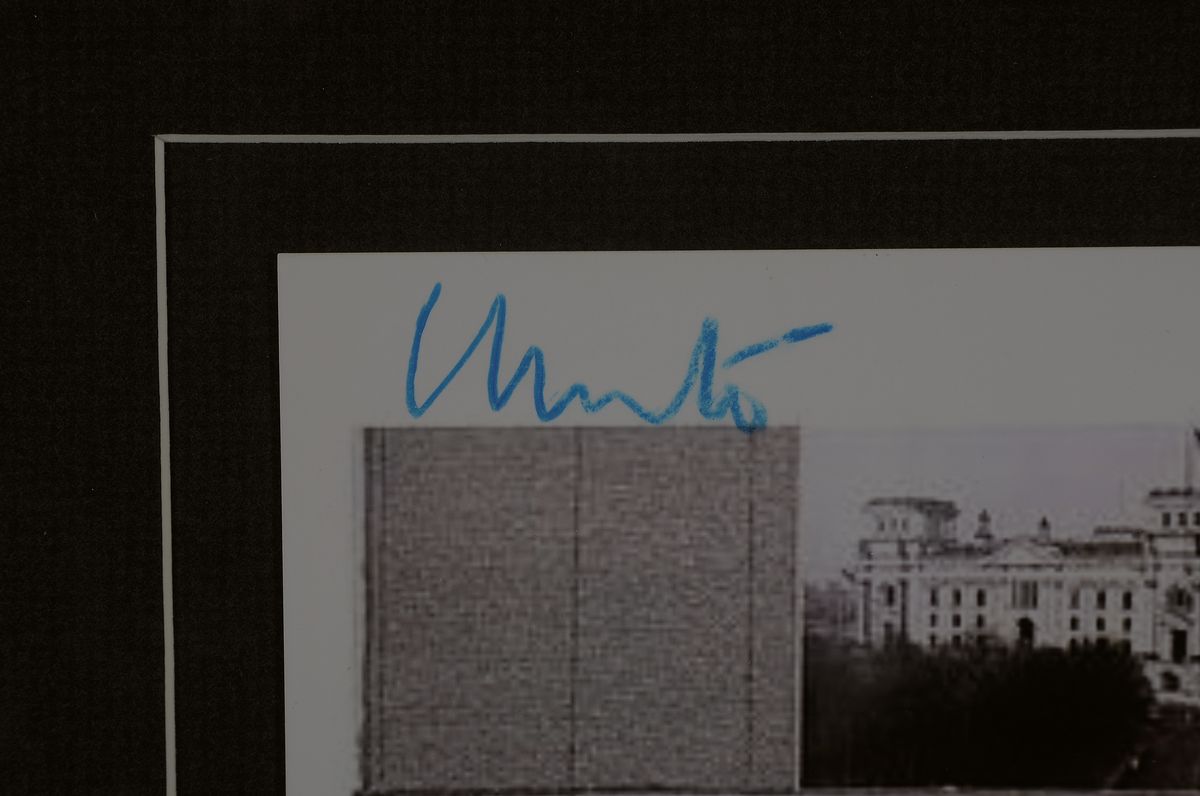 Detail a: Christo, 1935 - 2020, Multiple, wrapped Reichstag mit Stoffstück vomOriginalprojekt, handsigniert, PP., unter Glas, Rahmen: 45 x 32.5 cm