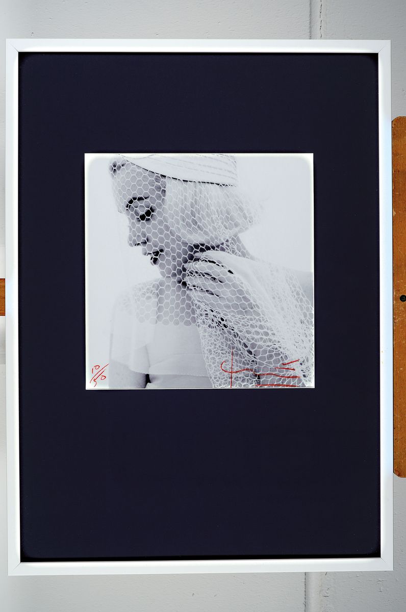 Detail k: Bert Stern, 1920 - 2013 New York, Fotografie, "Marilyn wedding veil", auf dickem matten Fotopapier, hochwertiger Irisprint, handsigniert ...