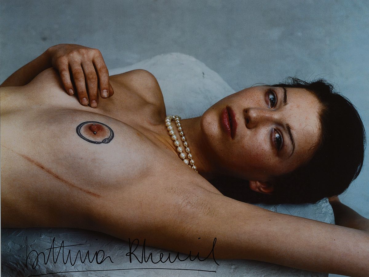 Bettina Reims, geb. 1952, Offset, handsigniert, aus 2008, Frauenakt mit Perlenkette, PP., unter Glas, Rahmen, gesamt: 85 x 65 cm
