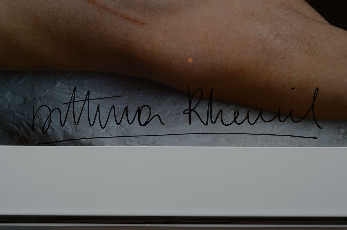 Detail a: Bettina Reims, geb. 1952, Offset, handsigniert, aus 2008, Frauenakt mit Perlenkette, PP., unter Glas, Rahmen, gesamt: 85 x 65 cm