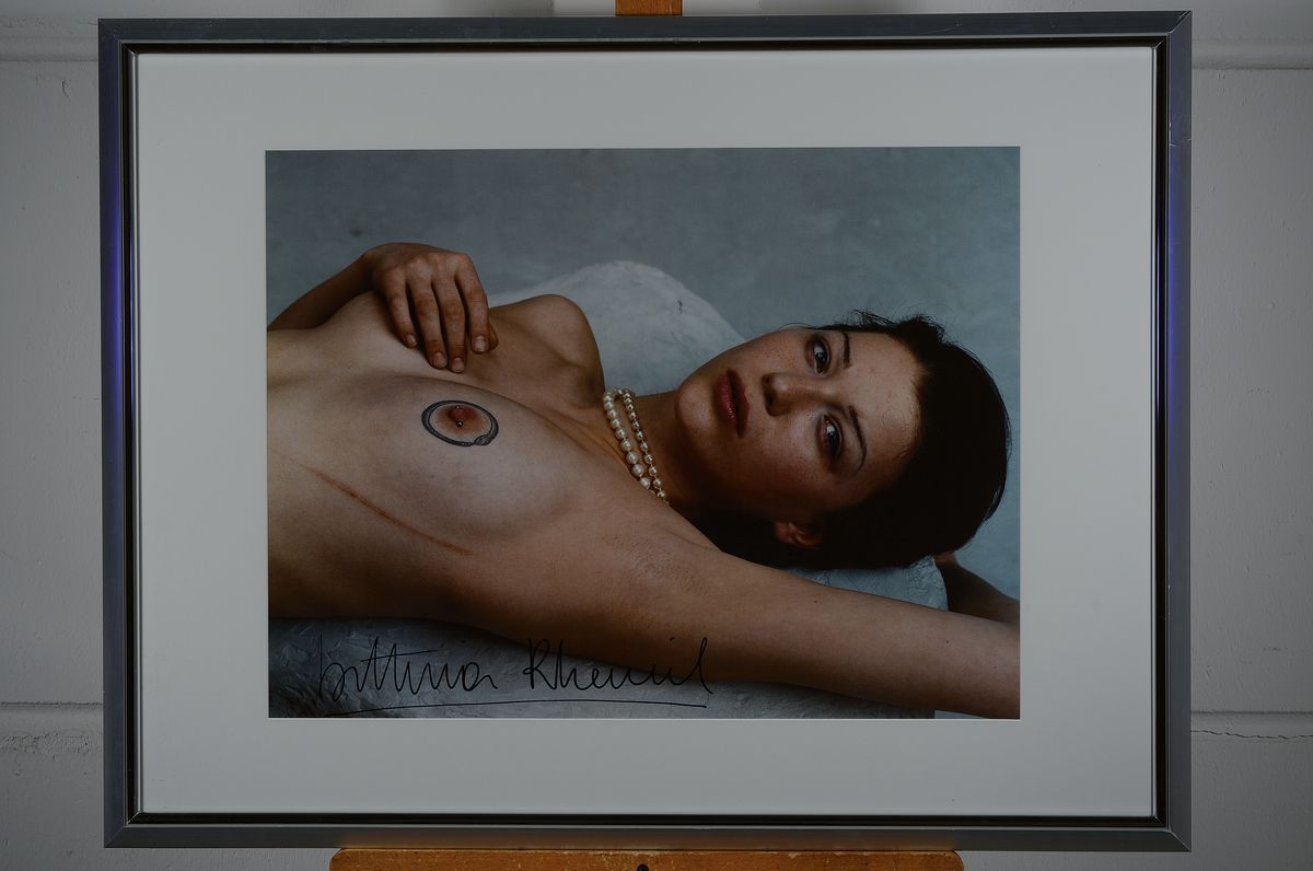 Detail k: Bettina Reims, geb. 1952, Offset, handsigniert, aus 2008, Frauenakt mit Perlenkette, PP., unter Glas, Rahmen, gesamt: 85 x 65 cm
