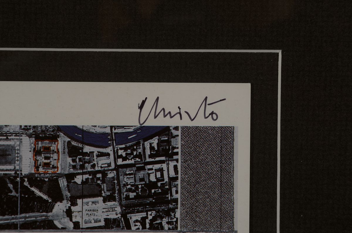 Detail a: Christo und Jeanne-Claude, Multiple, handsigniert, mit orig. Stoffstück aus dem Projekt, gerahmt, unter Glas, PP., Rahmen, gesamt: 43 x 32.5 cm