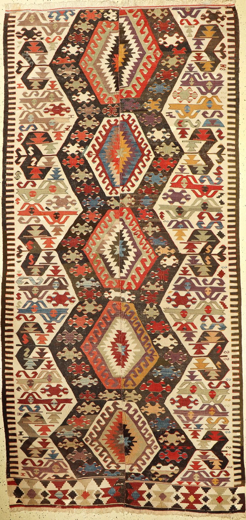 Aydinli Kelim antik, Zentralanatolien Konya Region, 19.Jhd., Wolle gewebt auf Wolle. Zweibahniger Kelim mit guten auberginetönen, ca. 305 x 145 cm, ...