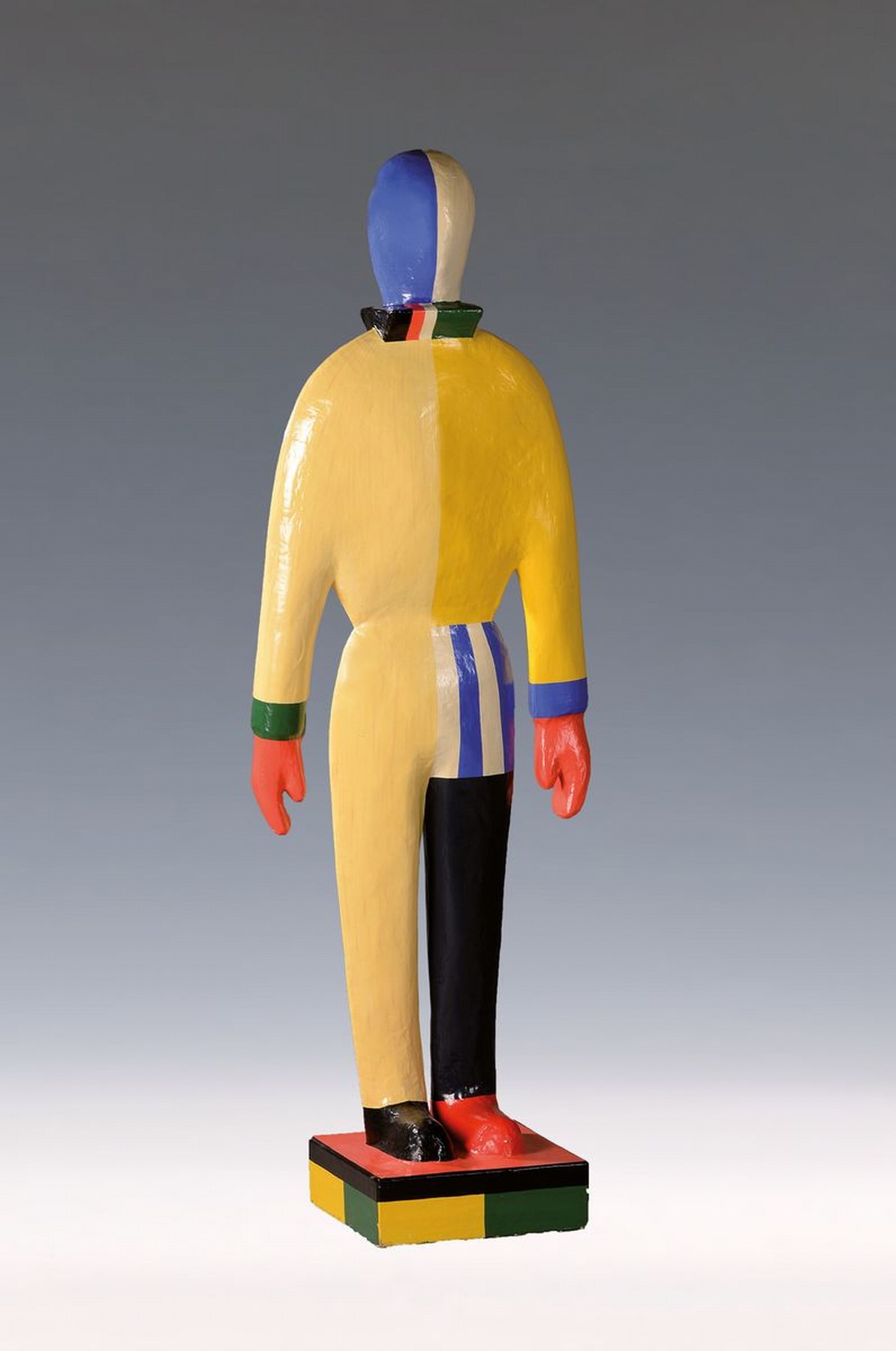 Skulptur eines Sportlers, nach dem Vorbild des Suprematismus, 1970er/80er Jahre, Pappmaché geschnitzt und bunt lackiert, am Boden des Holzsockels ...