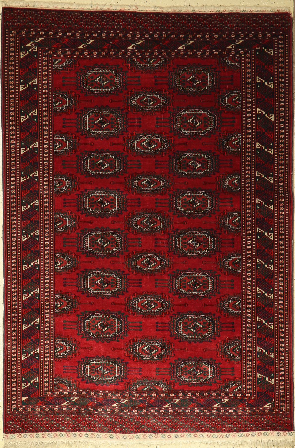 Buchara, Rußland, ca. 40 Jahre, Wolle auf Wolle, ca. 193 x 130 cm, EHZ: 2-3(wellig)