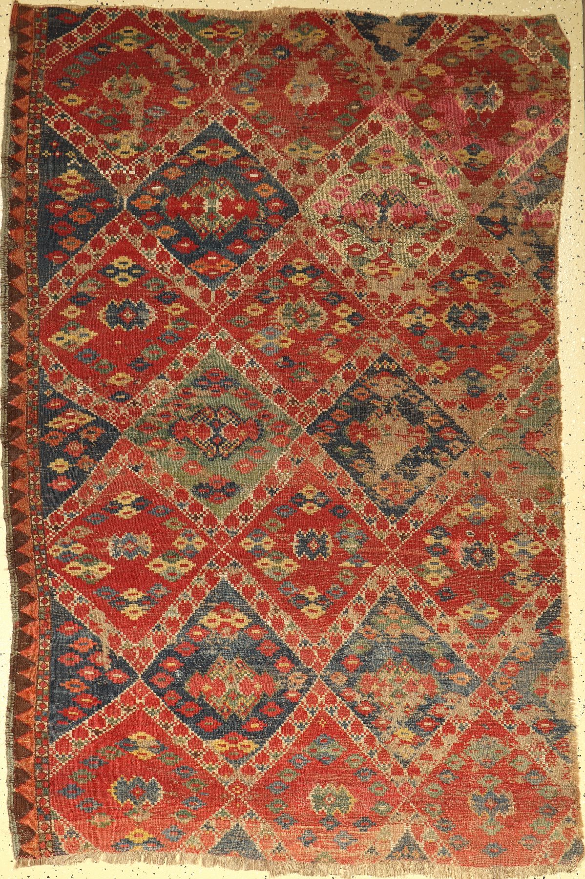 Früher Ersari "Hauptteppich" antik (Fragment), Turkmenistan, um 1800 oder früher, Wolle auf Wolle, ca. 195 x 130 cm, EHZ: (Fragment). ...