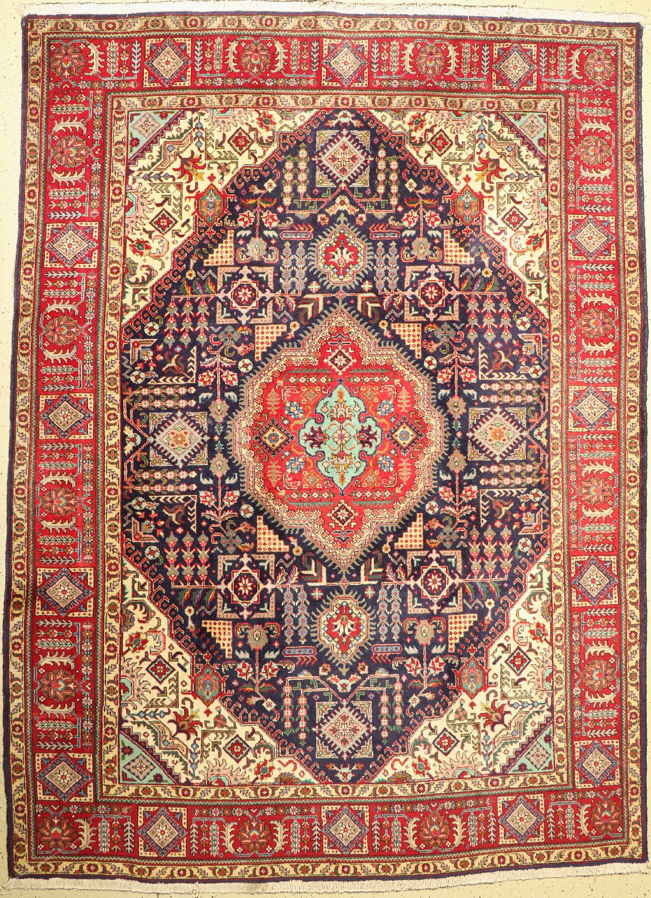 Täbriz alt, Persien, ca. 60 Jahre, Wolle auf Baumwolle, ca. 334 x 247 cm,EHZ: 3