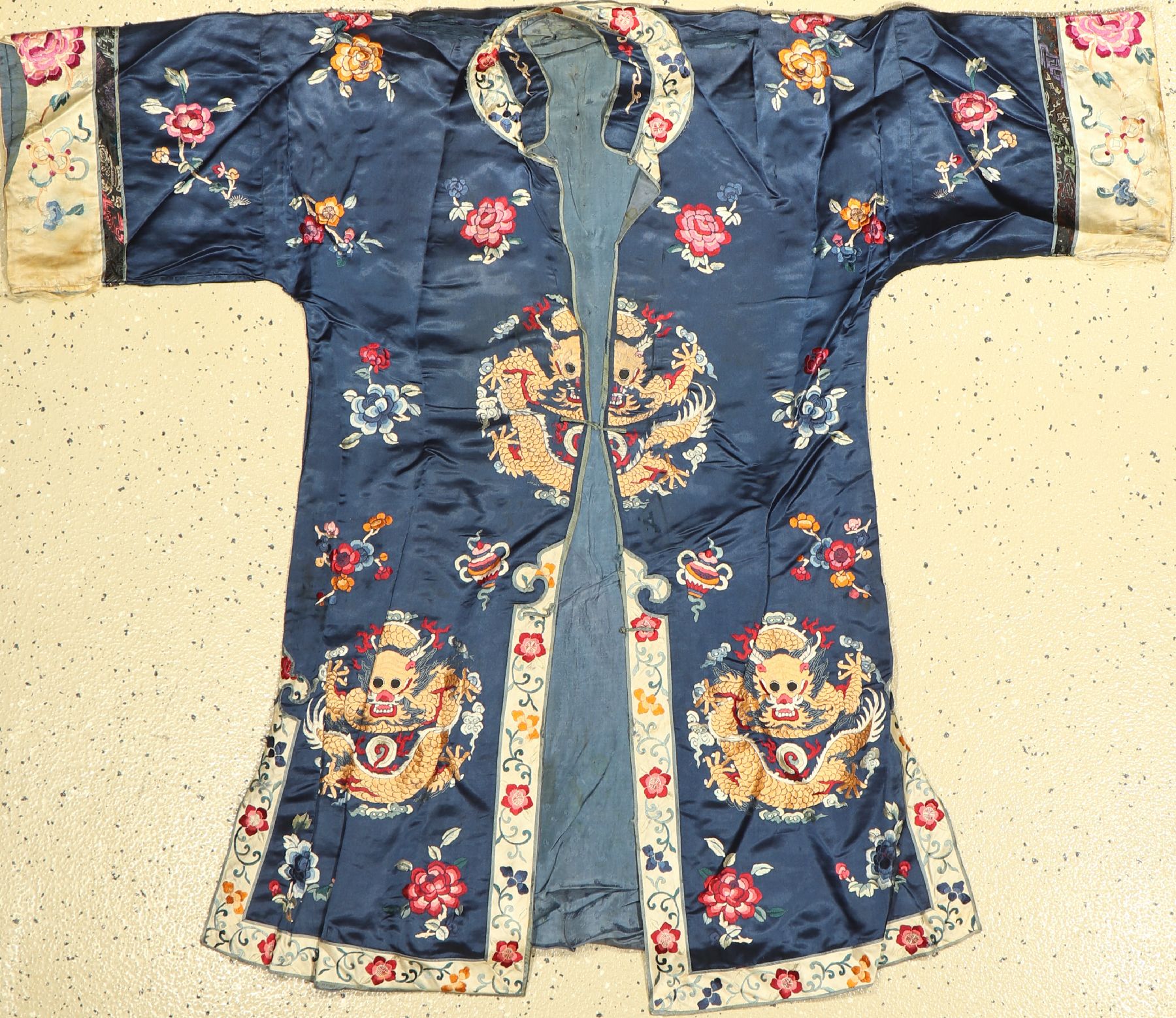 Chinesische Robe alt, China, um 1910/1920, reine Naturseide, Drachen Motiv, Alters und Gebrauchsspuren
