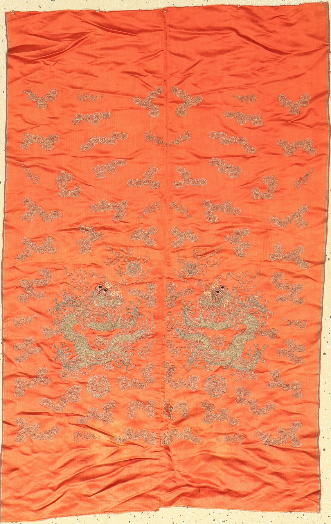 Chinesische Stickerei, China, Drachen Motiv, um 1910, reine Naturseide, ca. 104 x 65cm, Metallstickerei, EHZ: 3 (Altersspuren)