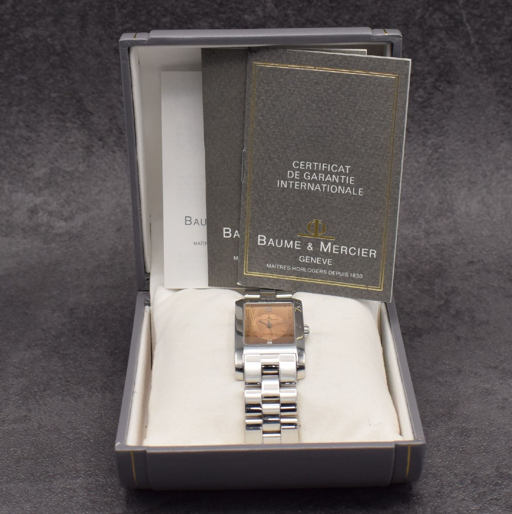 Detail h: BAUME MERCIER Hampton Armbanduhr in Edelstahl, Schweiz um 1996, Automatik, rechteckiges Geh., Boden aufgedr., Gliederband m. Faltschl., kupferfarb. ...