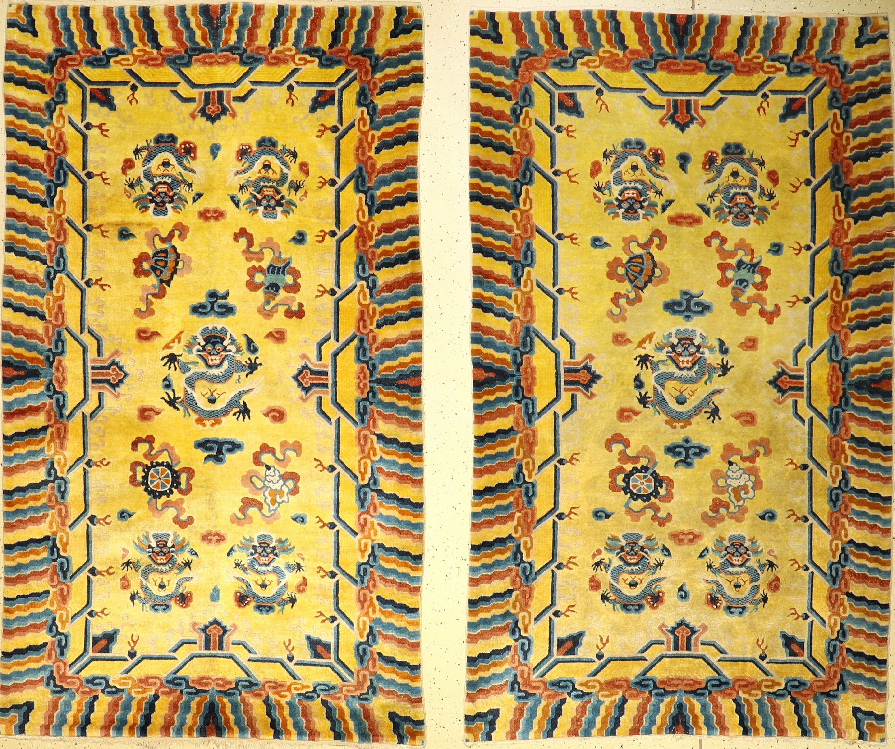 1 Paar feine Ning-Hsia "Drachenteppiche" alt, China, um 1940, Wolle geknüpft auf Baumwolle, ca. 220 x 128 cm, ca. 222 x 129 cm, EHZ: 2-3 ...